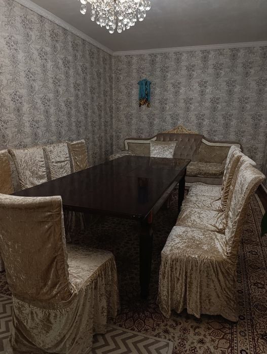 Стол и стулья из дерева