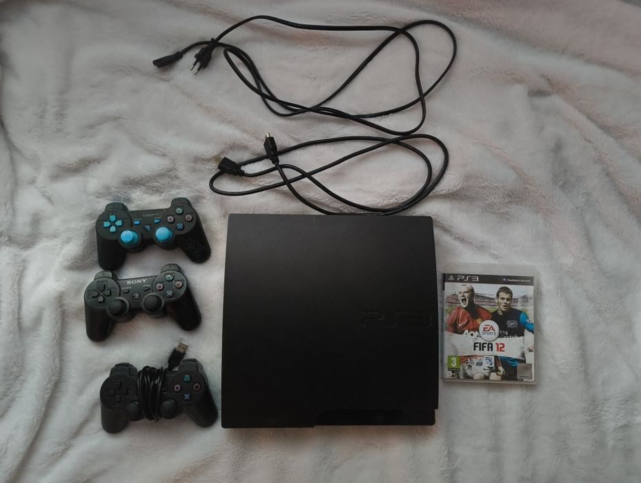 PS3 PlayStation 3 Modat, 3 controlere, FIFA 12 CD cadou.