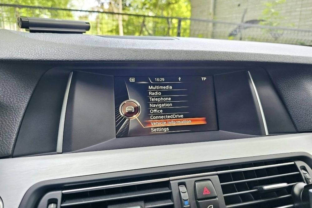 Vand scaune  bmw f 10 facelift,fete usa,oglinzi electrice,display mic