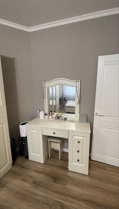 Продам б/у спальный гарнитур Без матраца