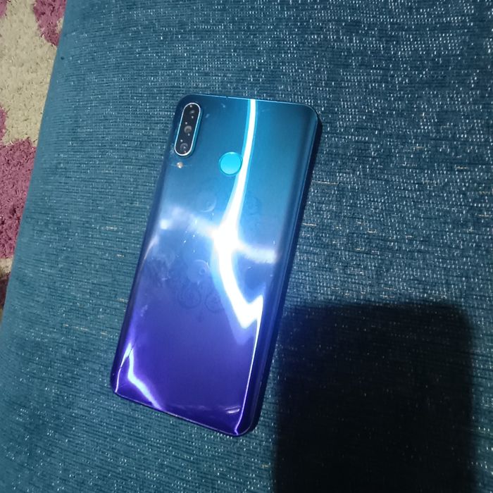 Huawei P30  в хорошем состоянии