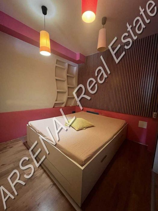 Двустаен апартамент под наем, Младост 3