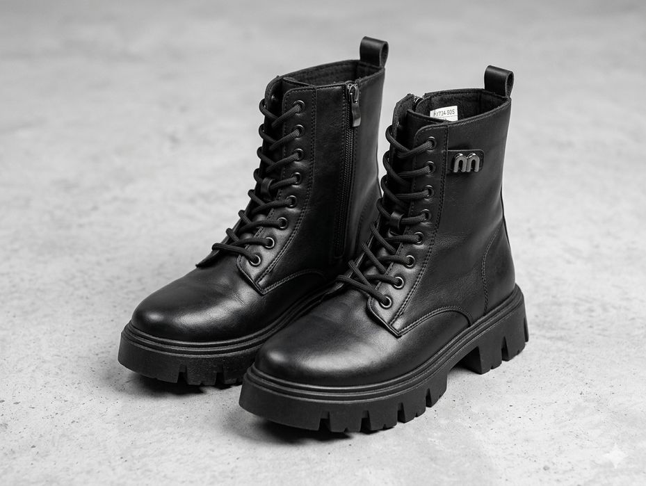 Продавам стилни дамски кубинки в класически черен цвят. Обувките са с модерен "chunky" грайфер, който е изключително стабилен и удобен за ежедневието.