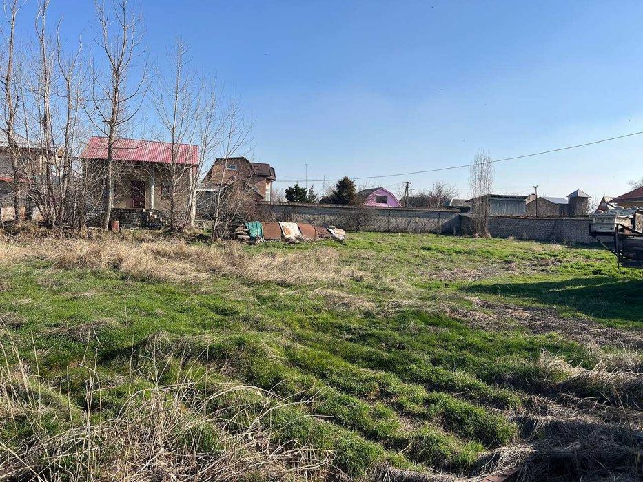 Ер участкаси 24,5 соток. Соткаси 17000у.е Янги Узб тарафда.