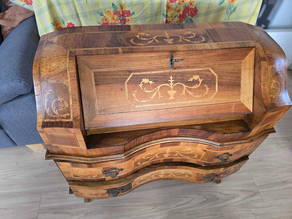 Бюро секретар с интарзии.