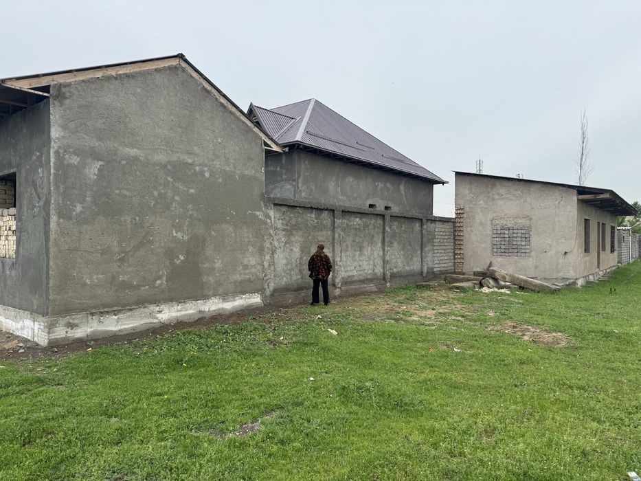 Земельный Участок 8 соток с постройкой времянок, 4-мя сараями. Забор.