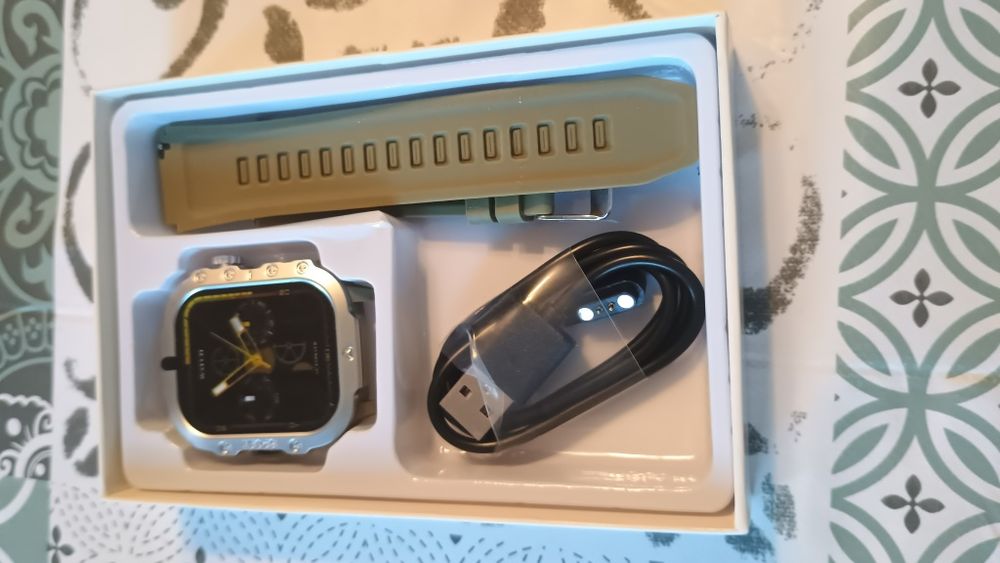 Смарт часовник чисто нов