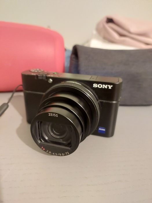 Sony Cyber-shot DSC-RX100 VII, vizibilă aici cu obiectivul său Vario-Sonnar T*.