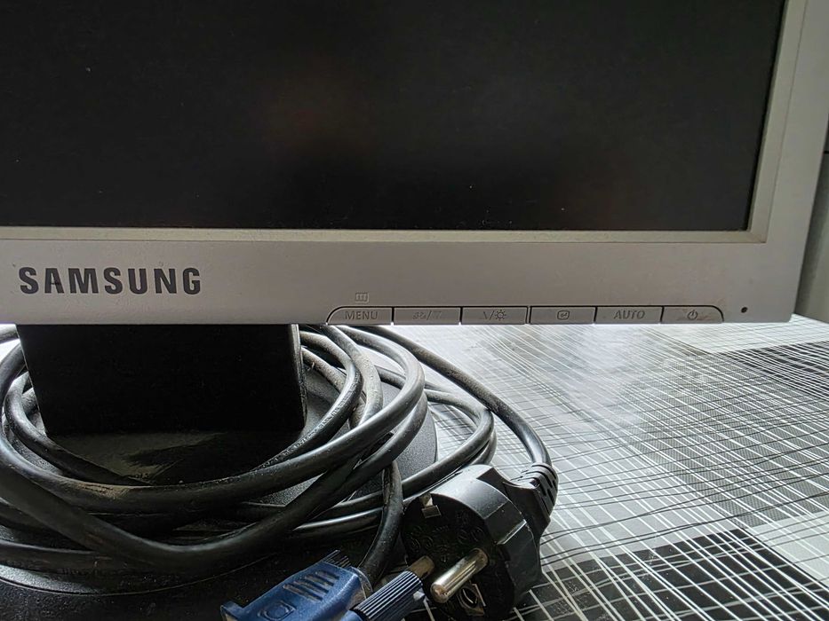 17-инчов LCD компютърен монитор Samsung SyncMaster 720N.