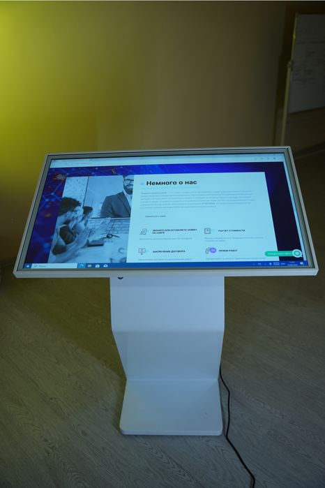 Сенсорный информационный (инфокиоск) с диагональю 43"