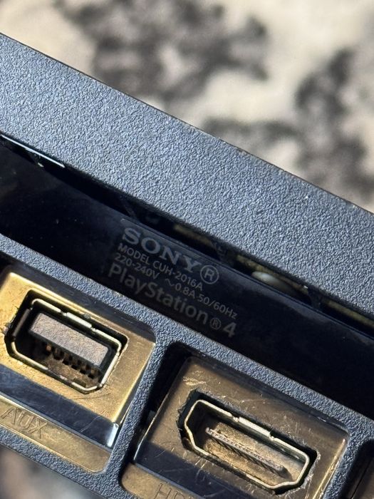 PS4 slim cu un controller si joc cadou