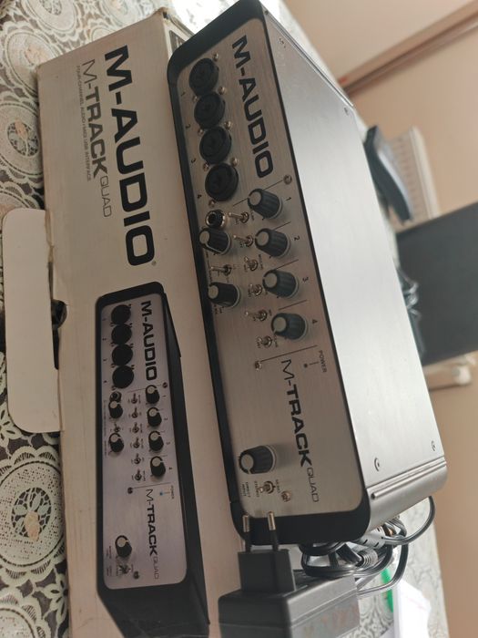nterfață Audio M-Audio M-Track Quad – 4 Canale (Cutie + Alimentator) are  un mic zgomot de fondde fond