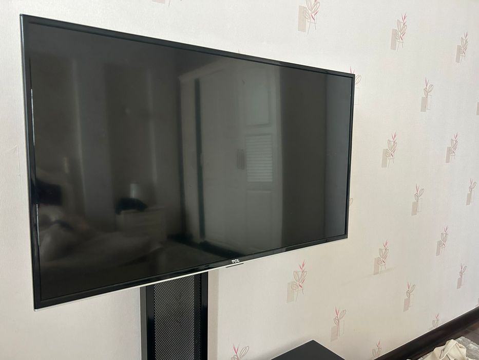 Продаётся телевизор + тумба ,можно отдельно