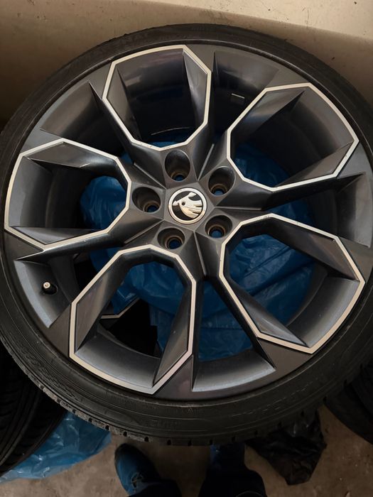 Продавам гуми с джанти 225 35 19 за 5x112 Шкода