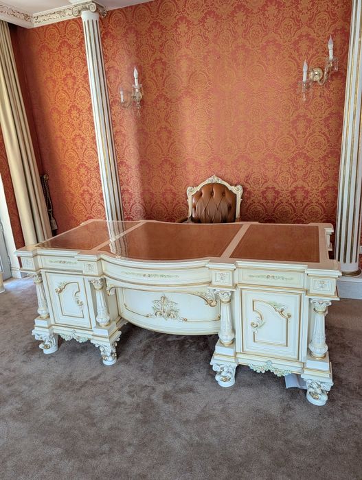 Итальянский рабочий стол
