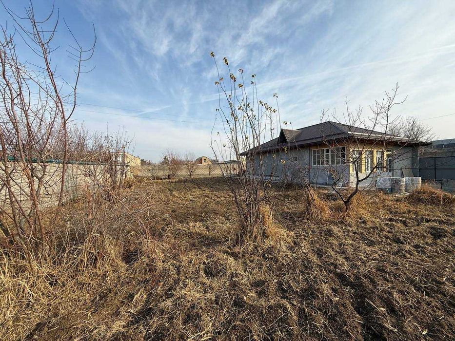 Продаются две дачи.  (площадь 17 соток).  107 000 $. (Возможен торг).