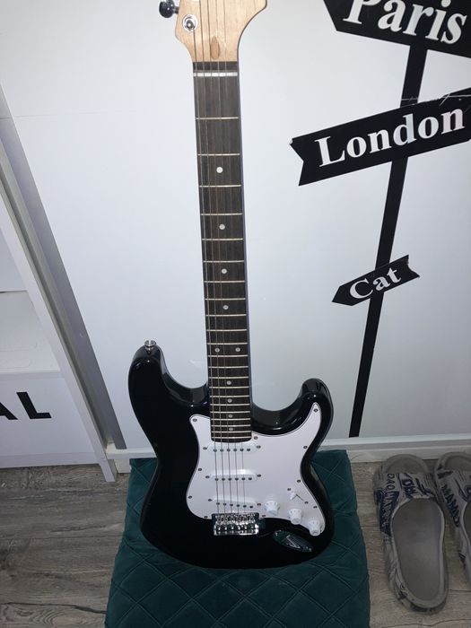 Stratocaster електрическа китара + струни