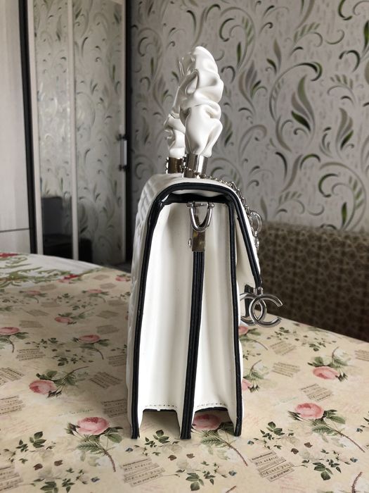 Белая сумка CHANEL