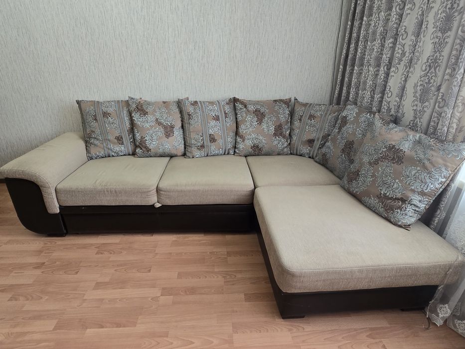 Большой угловой диван
