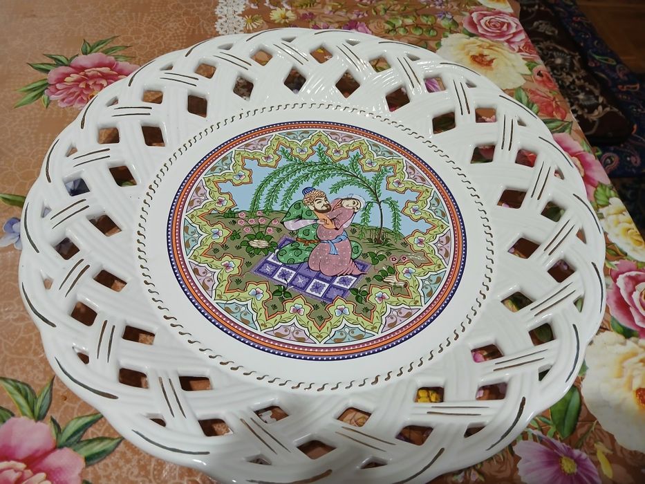 Набор вазы и тарелок с минатюрными картинками