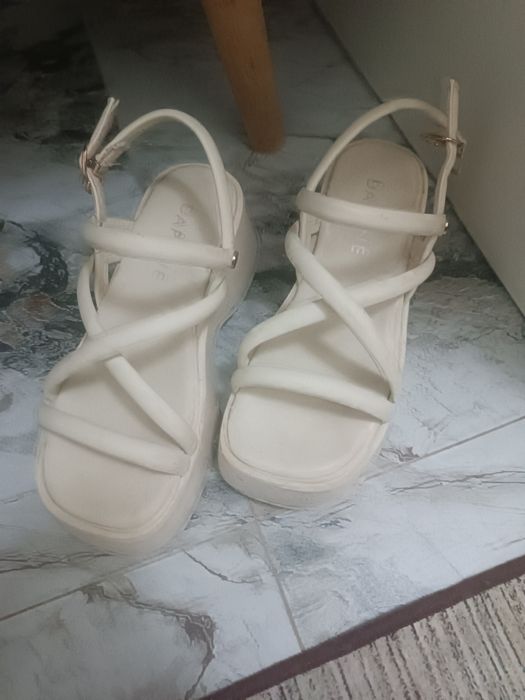 Бежывый красивый сандали