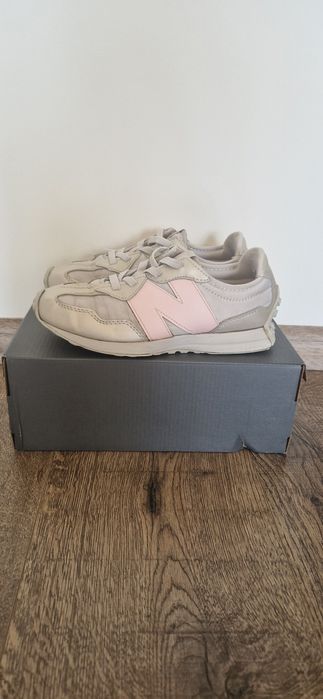 Маратонки за момиче марка "New  balance".