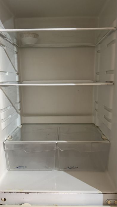 Холодильник старый но рабочии.