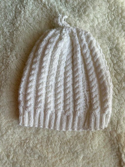 Ръчно изплетени шапки от баба с плетен помпон