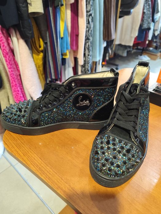 ChristianCristian Louboutin с черни блестящи детайли.