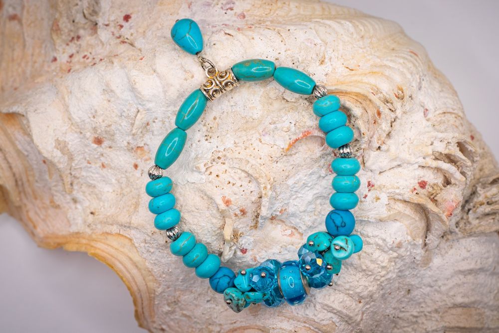 Гривни от полу скъпоценни камъни