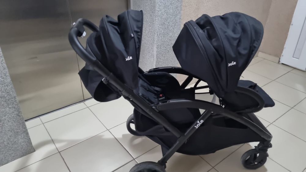 Коляска для двойнешек