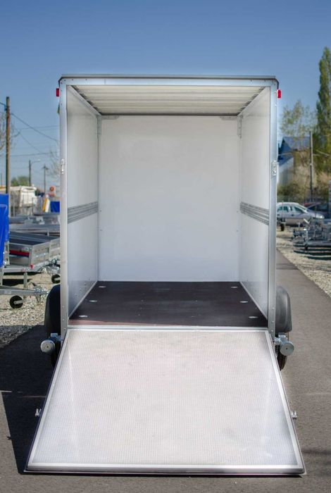 Remorca carosata tip FURGON, cu rampa spate si usa laterala, 1300 kg