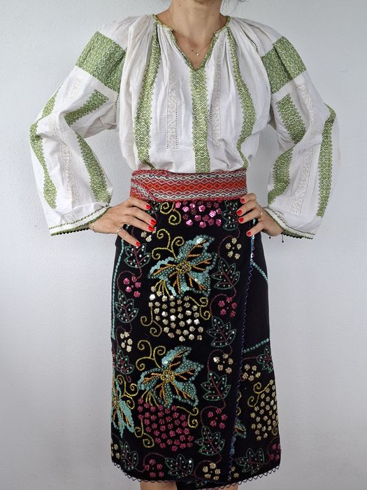 Vind costum popular