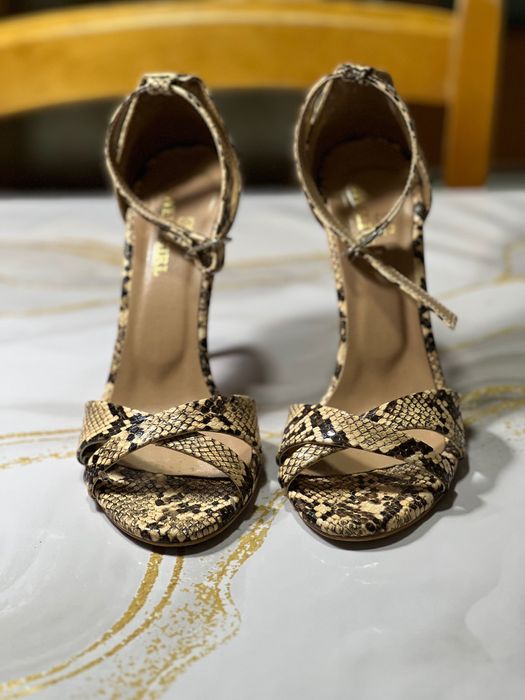 Босоножки под змеиную кожу