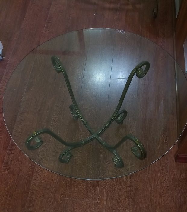Продаётся стеклянный кованный стол