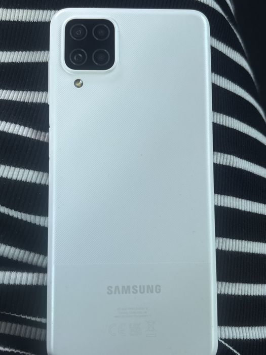 Продавам телефон Samsung A12