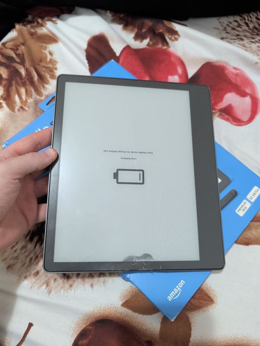 Vând tabletă kindle scribe pentru piese