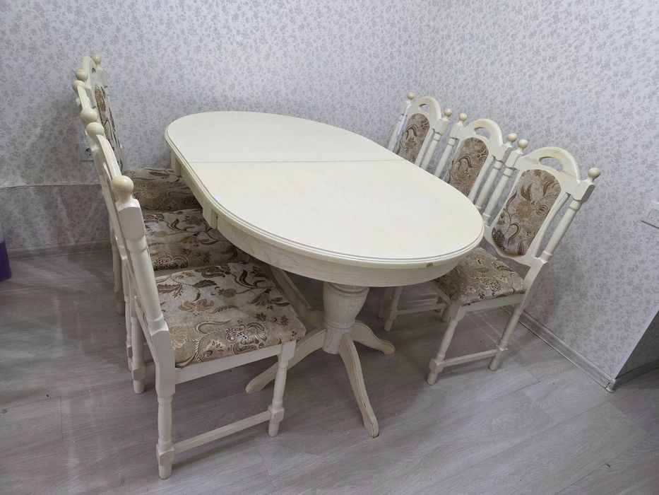 Стол обеденный и стулья из натурального дерева.