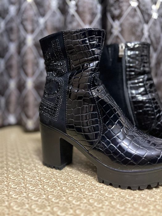 Женские ботинки на каблуке