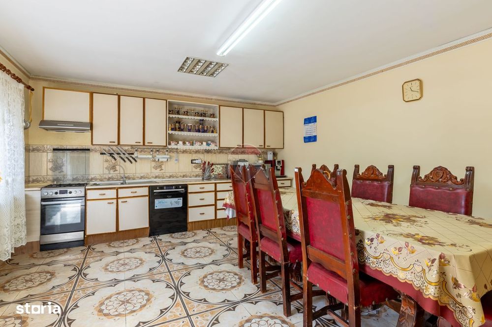 Casă de închiriat cu 4 camere în Pârneava – mobilată și utilată