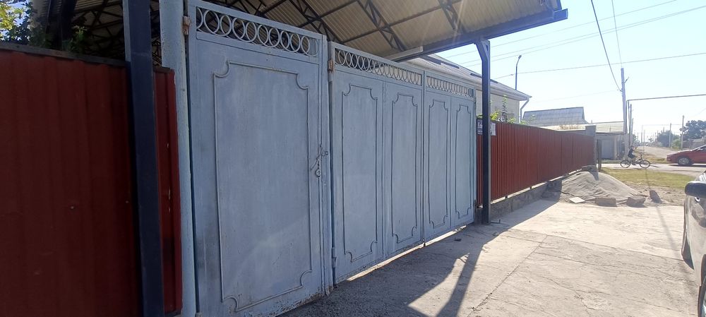 Ворота қасында калиткасы бар