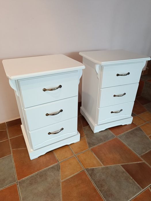 Noptiere model vintage din lemn masiv