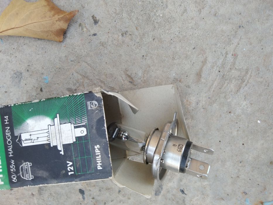 Лампы от фар .1 штук ксеноновый.1 штук  галоген все на 12 вольт