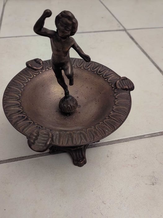 Масивен античен бронзов пепелник