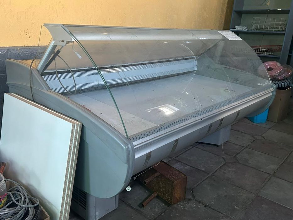 Витрина холодильник магазин