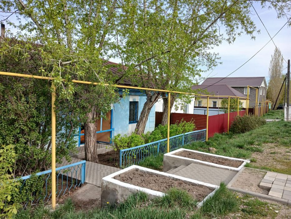 1/4 часть дома.(шлакоблочный).квартира-3 комнаты.в середине здания.