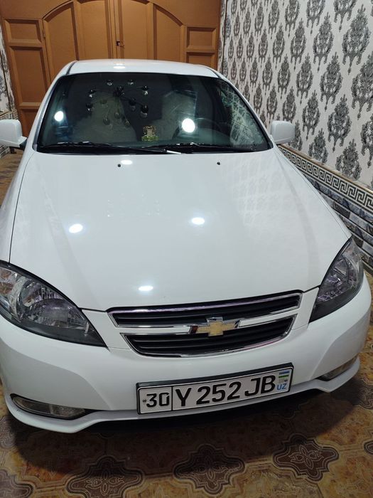 Gentra avtomobili sotiladi