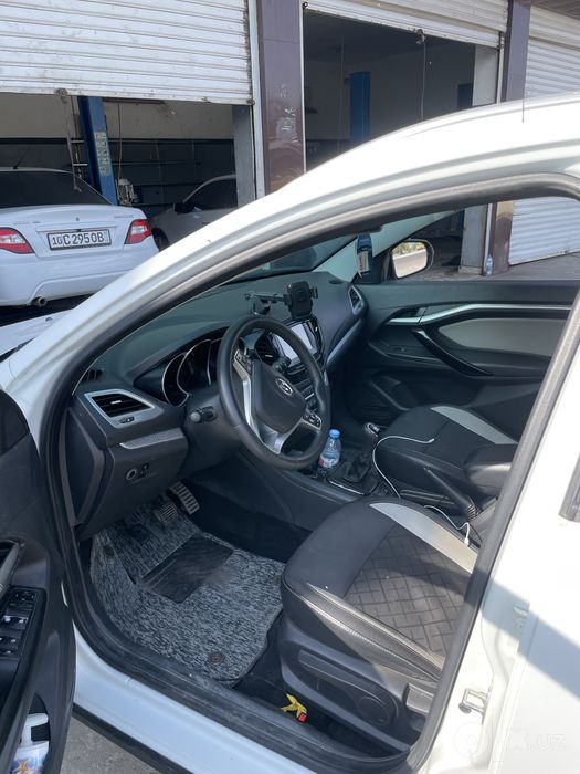 Lada vesta cross 1.8 sotiladi