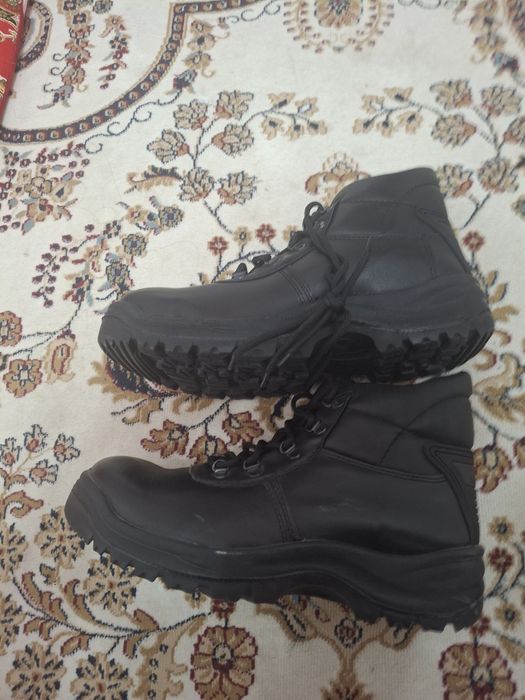 Продаются спец обувь