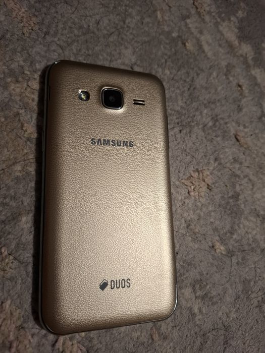 Телефон Samsung J2